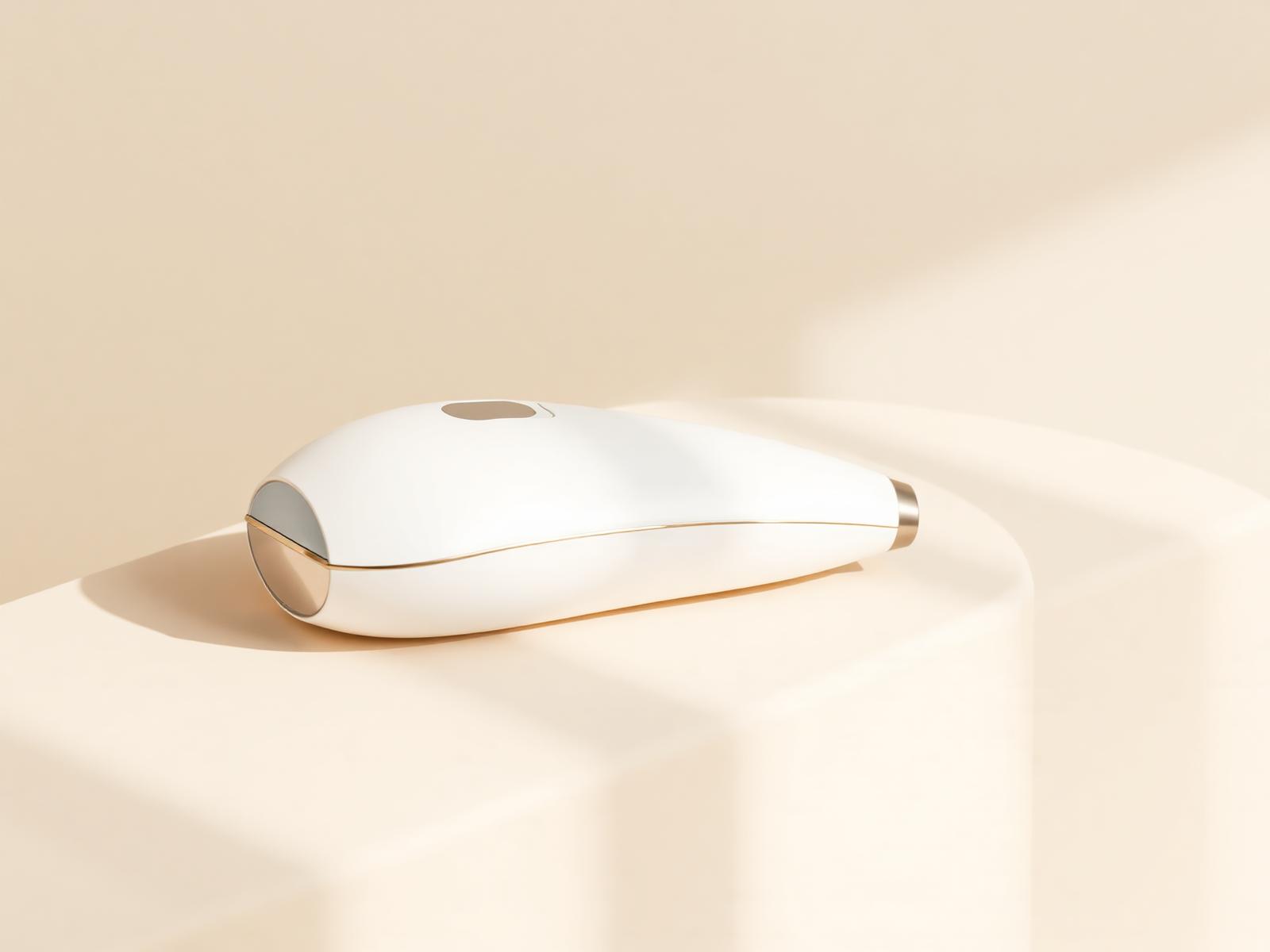 Um equipamento de estética coreana minimalista pousado sobre uma superfície quente em tons off-white.